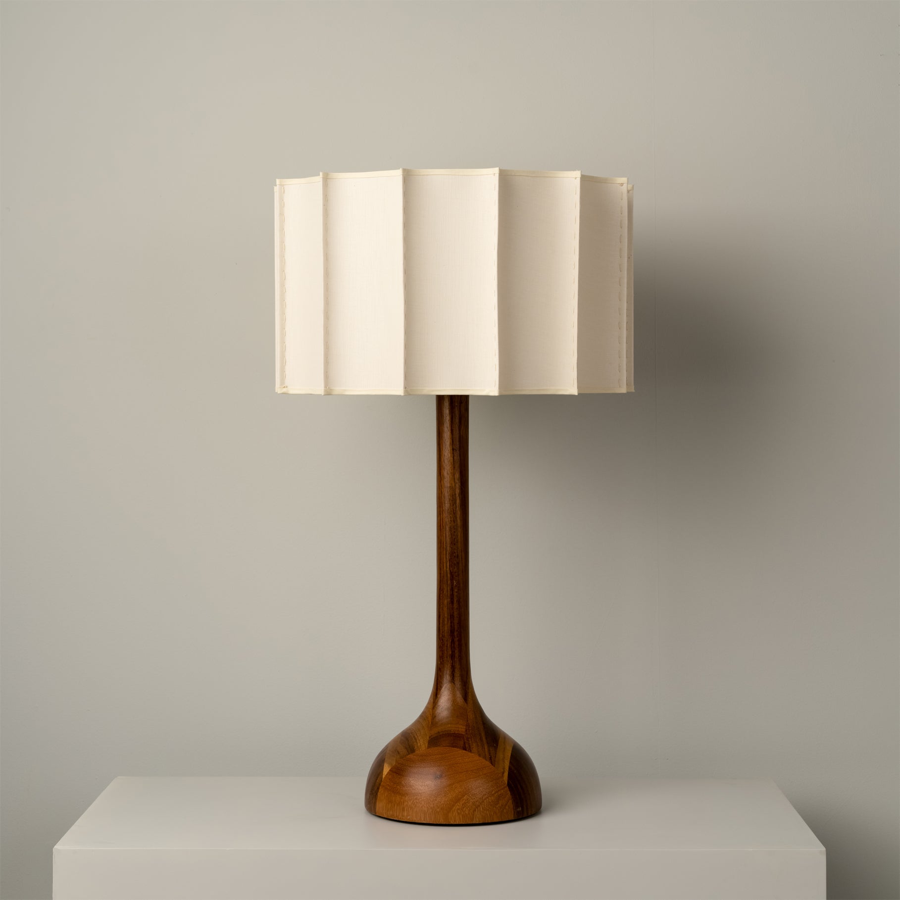Elegant Table Lamp with Walnut Base – Modern Bedside Lighting for Home 4
