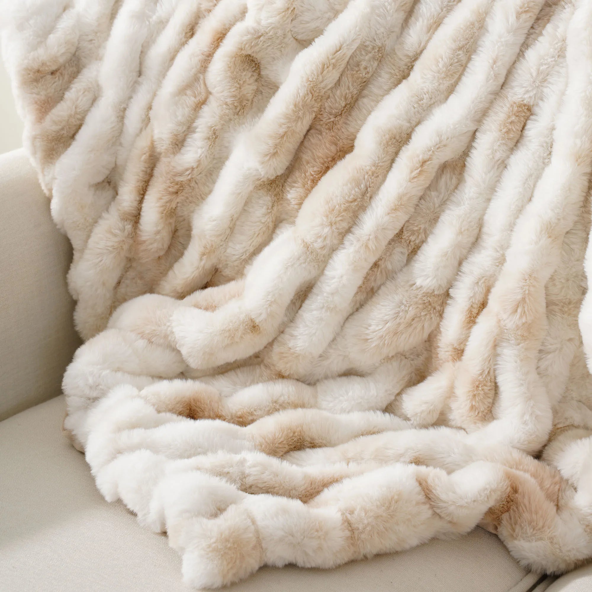 Soft Plush Throw Blanket – Luxurious Faux Rabbit Fur for Cozy Elegance